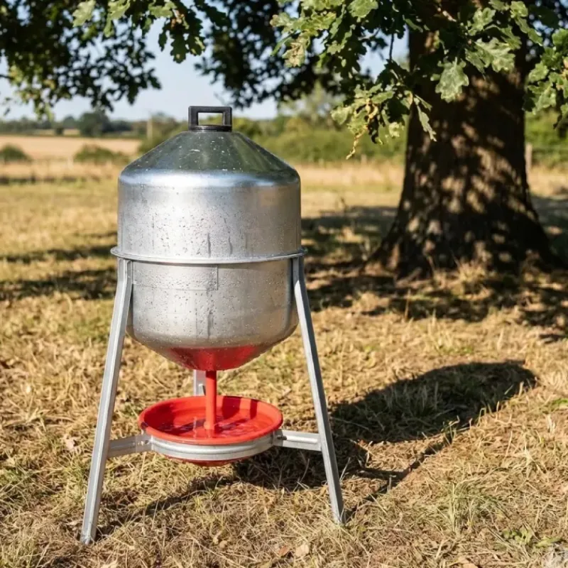 Abreuvoir poules et volailles métal galvanisé 30 L sur pieds à l'unité* Discount