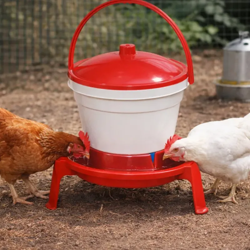 Abreuvoir seau avec poignée sur pieds 12L -*Novital