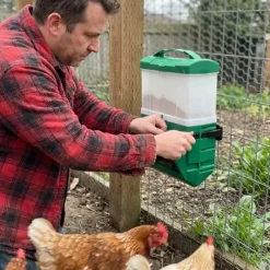 Mangeoire BEC anti-gaspillage 10 Kg fixation grillage et murale* Hot